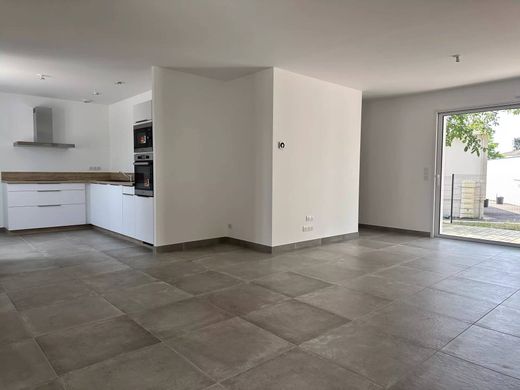 Casa di lusso a Lagord, Charente-Maritime