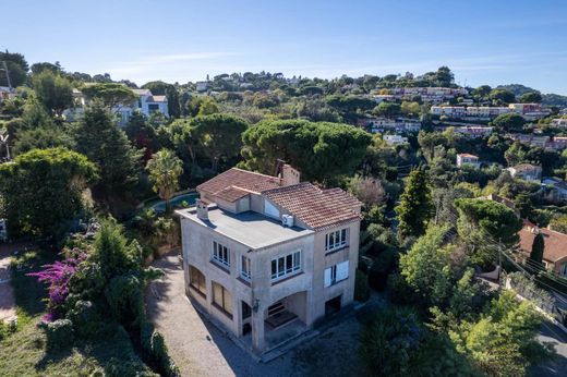 Apartment / Etagenwohnung in Vallauris, Alpes-Maritimes