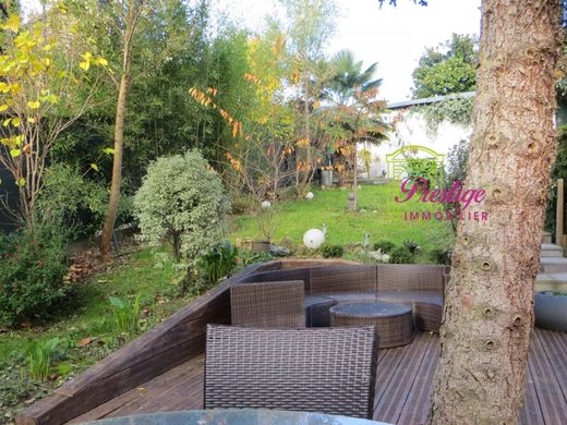 Luxury home in Le Mesnil-le-Roi, Yvelines