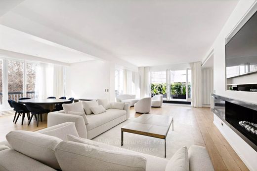 シャンゼリゼ、マドレーヌ、トリアングル・ドール, Parisのアパートメント