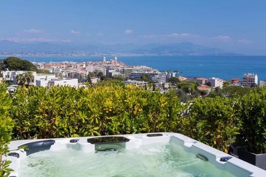 Apartment / Etagenwohnung in Juan-les-Pins, Alpes-Maritimes