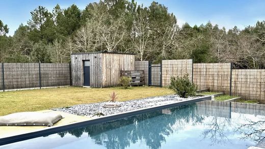 Luxury home in Saint-Aubin-de-Médoc, Gironde