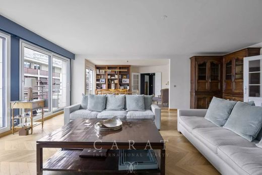 Apartment in Issy-les-Moulineaux, Hauts-de-Seine