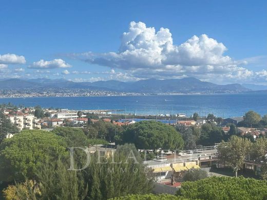 Apartment / Etagenwohnung in Antibes, Alpes-Maritimes
