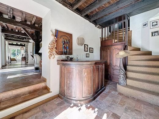 Palazzo a Lourdes, Alti Pirenei