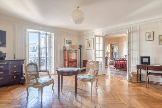 Apartment in Chatelet les Halles, Louvre-Tuileries, Palais Royal, Paris