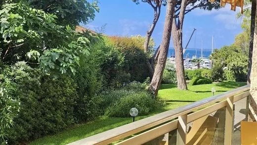 Apartment / Etagenwohnung in Antibes, Alpes-Maritimes