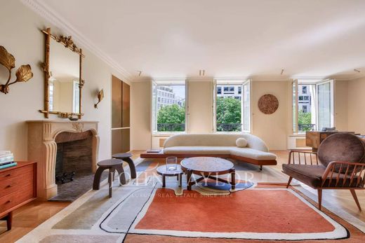 아파트 / Champs-Elysées, Madeleine, Triangle d’or, Paris