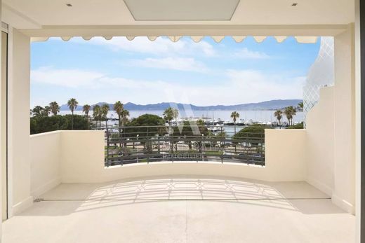 Apartment / Etagenwohnung in Cannes, Alpes-Maritimes