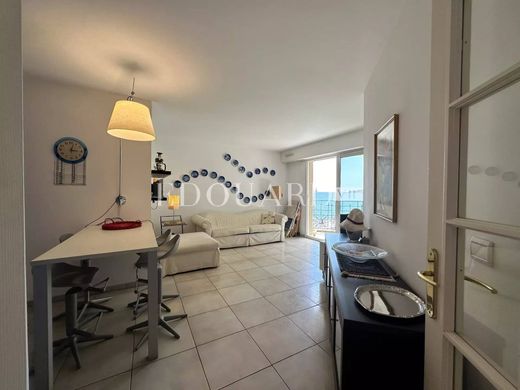 Apartment / Etagenwohnung in Menton, Alpes-Maritimes