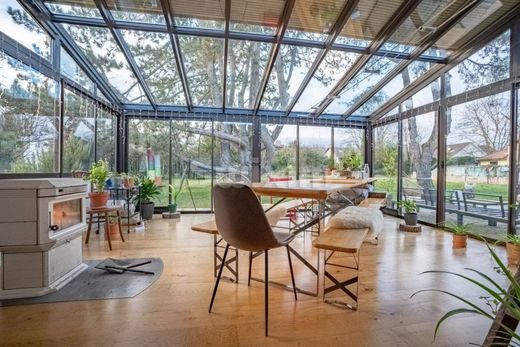 Luxury home in Saint-Genis-Pouilly, Ain