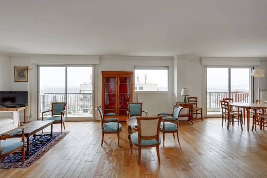 Apartment / Etagenwohnung in Suresnes, Hauts-de-Seine