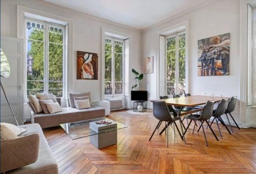 Apartment / Etagenwohnung in Tour Eiffel, Invalides – Ecole Militaire, Saint-Thomas d’Aquin, Paris