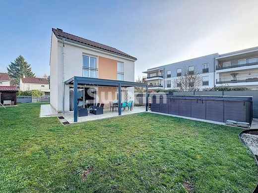 Luxury home in Saint-Genis-Pouilly, Ain