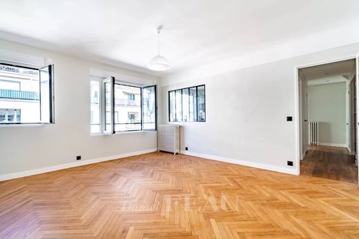 Apartment / Etagenwohnung in Tour Eiffel, Invalides – Ecole Militaire, Saint-Thomas d’Aquin, Paris