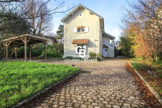 Luxury home in Le Mesnil-le-Roi, Yvelines