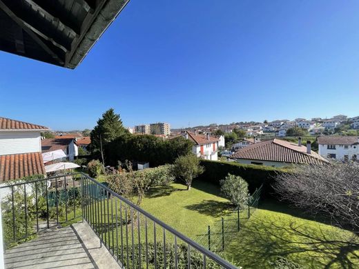 Apartment / Etagenwohnung in Ciboure, Pyrénées-Atlantiques