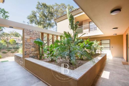 Apartment / Etagenwohnung in Grimaud, Var