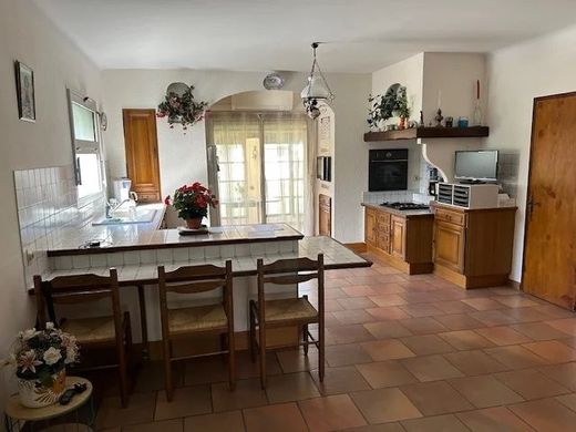 Arles, Bouches-du-Rhôneの高級住宅