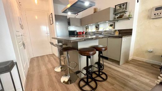 Apartment / Etagenwohnung in Cannes, Alpes-Maritimes