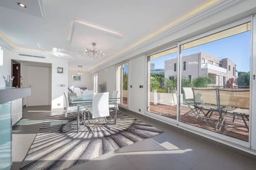Apartment / Etagenwohnung in Juan-les-Pins, Alpes-Maritimes
