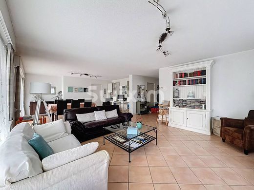 Apartment / Etagenwohnung in Ferney-Voltaire, Ain
