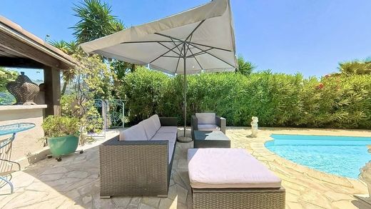 La Gaude, Alpes-Maritimesのアパートメント