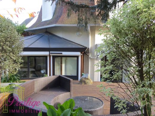 ‏בתי יוקרה ב  Le Mesnil-le-Roi, Yvelines