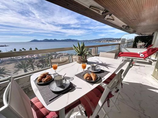 Apartment / Etagenwohnung in Cannes, Alpes-Maritimes