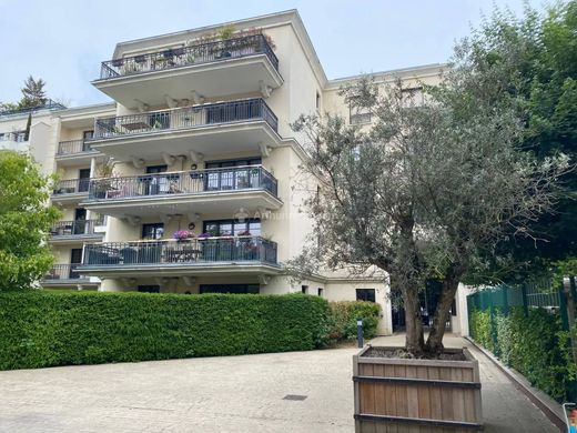 Apartment / Etagenwohnung in Le Plessis-Robinson, Hauts-de-Seine