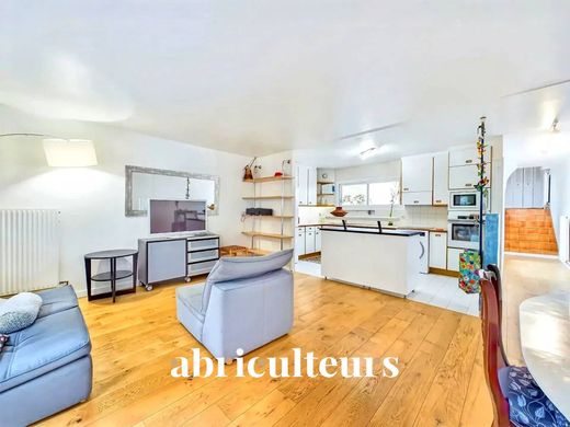 Apartment / Etagenwohnung in Nanterre, Hauts-de-Seine