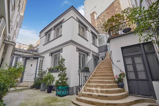 Luxury home in Motte-Picquet, Commerce, Necker, Paris