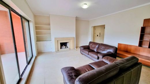 Apartment / Etagenwohnung in Algés, Linda-a-Velha e Cruz Quebrada-Dafundo, Oeiras