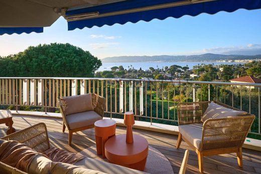 Apartment / Etagenwohnung in Antibes, Alpes-Maritimes