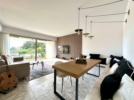 Apartment / Etagenwohnung in Mandelieu-la-Napoule, Alpes-Maritimes