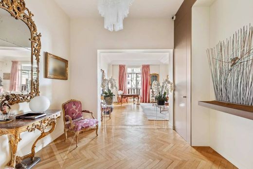 Apartment / Etagenwohnung in Tour Eiffel, Invalides – Ecole Militaire, Saint-Thomas d’Aquin, Paris