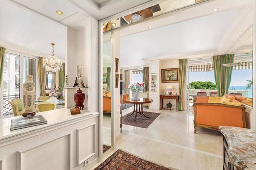Apartment / Etagenwohnung in Cannes, Alpes-Maritimes