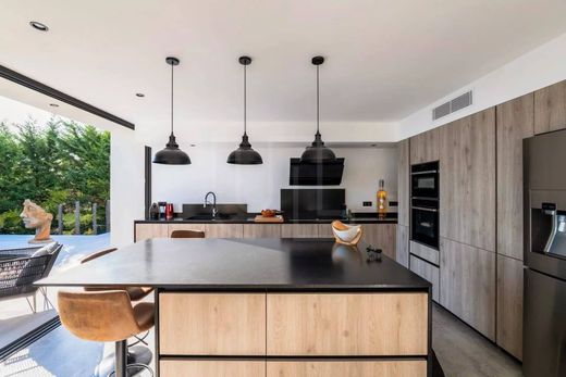 빌라 / Tourrettes-sur-Loup, Alpes-Maritimes