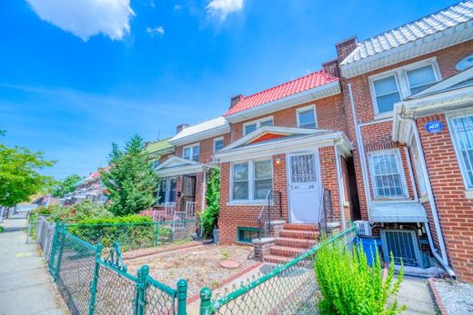 Townhouse - Rego Park, Queens County