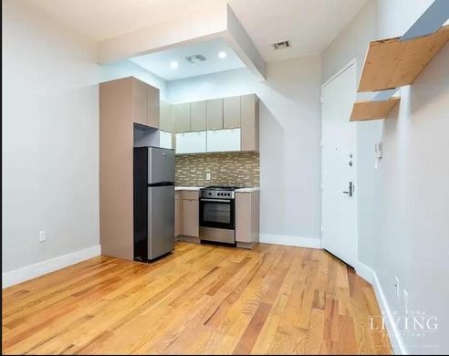 Apartment / Etagenwohnung in Queens, Queens County