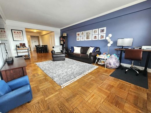 Apartment / Etagenwohnung in Forest Hills, Queens County