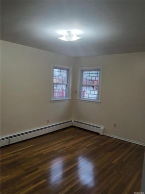 Apartment / Etagenwohnung in Rosedale, Queens County