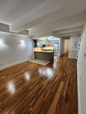 Apartment / Etagenwohnung in Astoria, Queens County