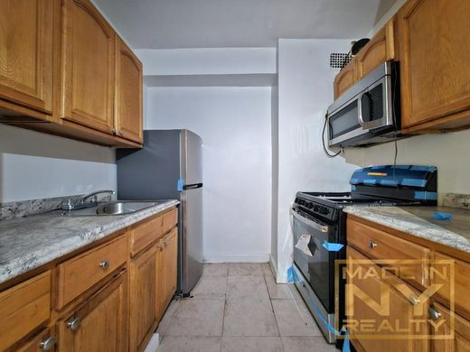 Apartment / Etagenwohnung in Woodside, Queens County