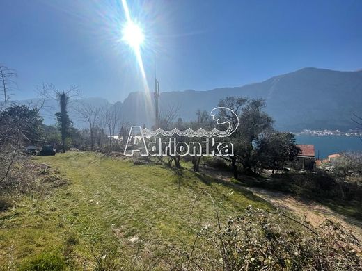 Grundstück in Kotor