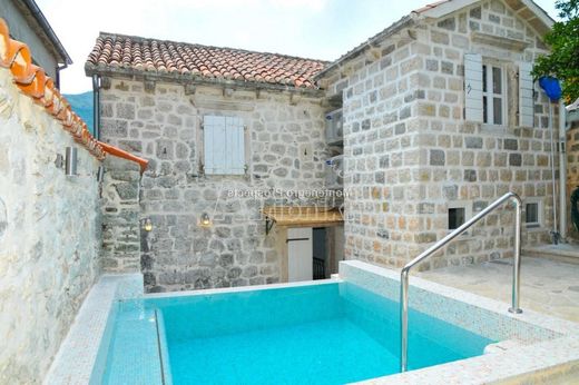 Vrijstaand huis in Kotor