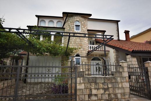 Tivatの一戸建て住宅