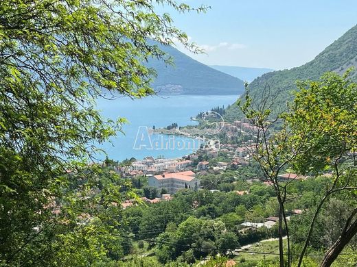 Grundstück in Kotor