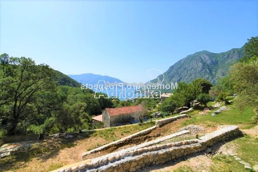 Grundstück in Kotor