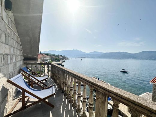 Casa Unifamiliare a Teodo, Tivat